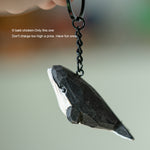 The wooden carved whale keychain gift with the inscription "May the whale that wishes to transform into an isolated island be born in the sea, return to the sea and hide in the sea".